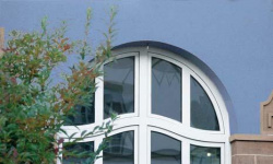 Арочные металлопластиковые окна для загородного дома
